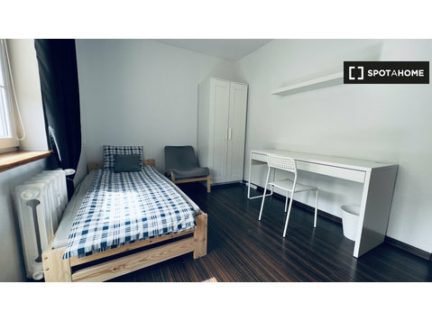 Room for rent in 3-bedroom apartment in Wrocław - 	
Uthyres