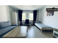 Room for rent in 3-bedroom apartment in Wrocław - K pronájmu