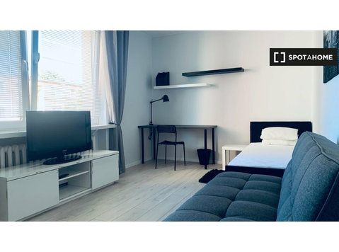 Room for rent in 3-bedroom apartment in Wrocław - De inchiriat