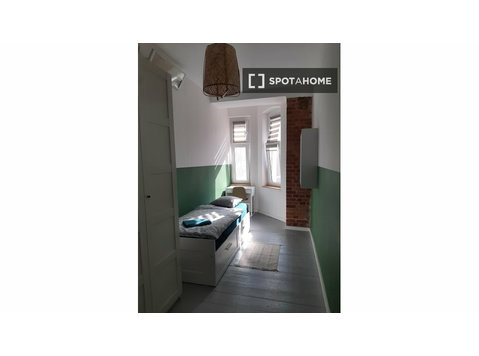 Wroclaw'da 6 yatak odalı dairede kiralık oda - Kiralık