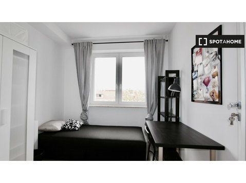 Chambres à louer dans un appartement de 4 chambres à Wrocław - À louer