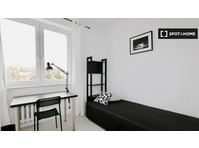 Rooms  for rent in 4-bedroom apartment in Wrocław - Izīrē
