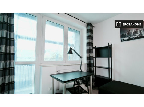 Rooms  for rent in 4-bedroom apartment in Wrocław - Ενοικίαση