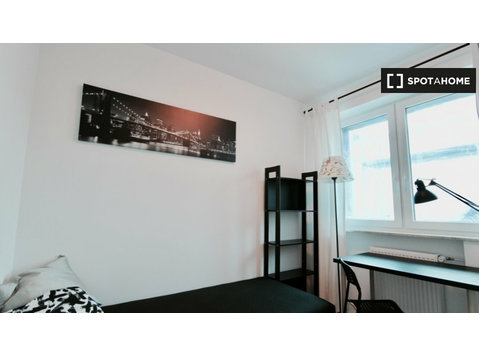 Wrocław'da 4 yatak odalı dairede kiralık odalar - Kiralık