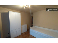 Aluga-se quarto num apartamento de 4 quartos em… - Aluguel