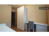Aluga-se quarto num apartamento de 4 quartos em… - Aluguel