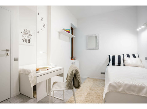 Room for girl in 2-room flat near Metro Wilanowska - Flatshare
