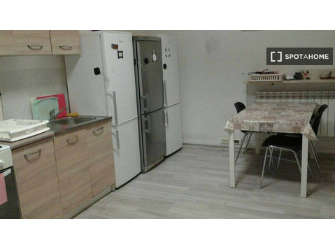 Bed for rent in 7-bedroom apartment in Warsaw - 出租