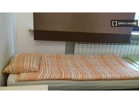 Bed for rent in 7-bedroom apartment in Warsaw - เพื่อให้เช่า