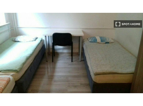 Bed for rent in 7-bedroom apartment in Warsaw - الإيجار
