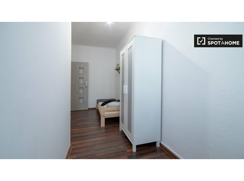 Bright room in 5-bedroom apartment in Śródmieście, Warsaw - Под наем
