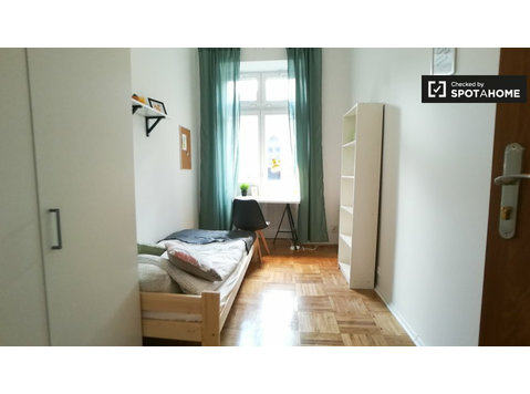 Quarto luminoso em apartamento de 6 quartos em Śródmieście,… - Aluguel