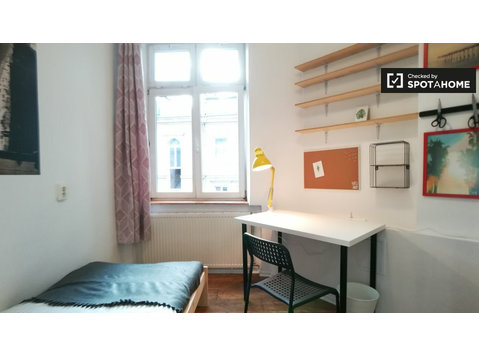 Cosy room in 6-bedroom apartment in Śródmieście, Warsaw - 出租