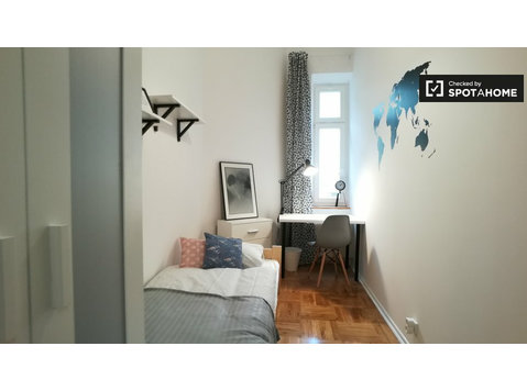 Dynamic room in 6-bedroom apartment in Śródmieście, Warsaw - For Rent