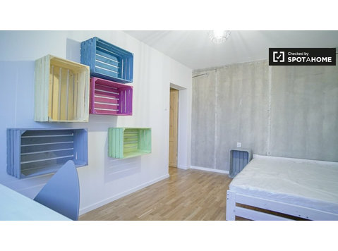 Modern room in 4-bedroom apartment in Czerniaków, Warsaw - Na prenájom