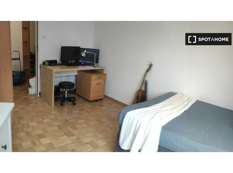 Room for rent in 3-bedroom apartment in Kamionek, Warsaw - Под наем