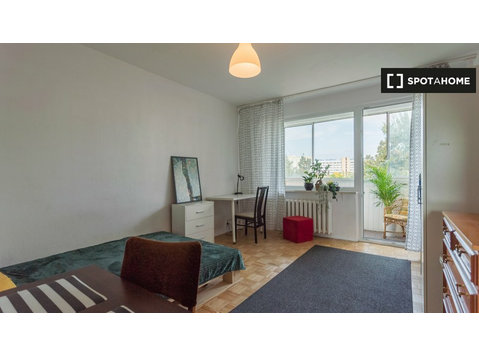 Room for rent in 3-bedroom apartment in Stokłosy, Warsaw - Аренда
