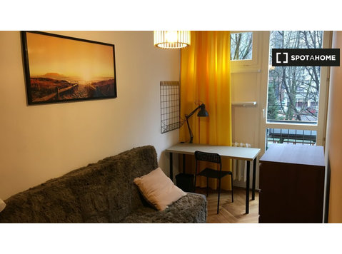 Room for rent in 4-bedroom apartment in Mirów, Warsaw - Til leje