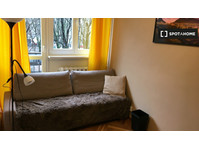 Room for rent in 4-bedroom apartment in Mirów, Warsaw - Aluguel