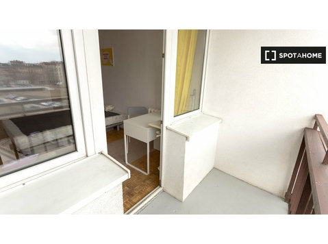 Room for rent in 4-bedroom apartment in Pelcowizna, Warsaw - Na prenájom