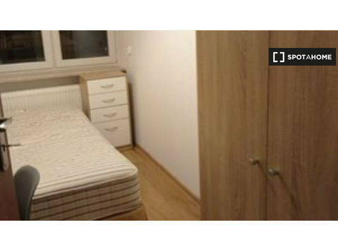 Solec, Varşova'da 4 yatak odalı dairede kiralık oda - Kiralık