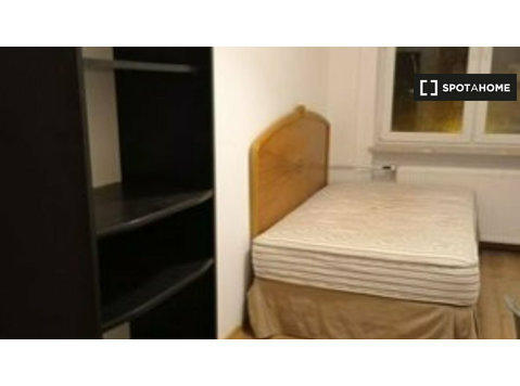 Quarto para alugar em apartamento de 4 quartos em Solec,… - Aluguel
