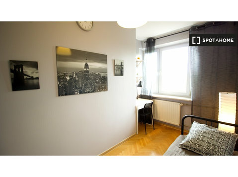 Room for rent in 4-bedroom apartment in Ursynów, Warsaw - De inchiriat
