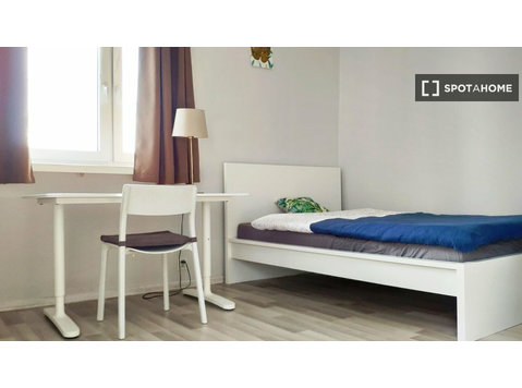 Zimmer zu vermieten in 4-Zimmer-Wohnung in Warschau - Zu Vermieten