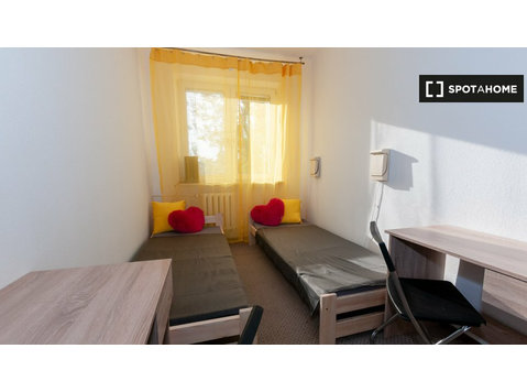 Stanza in appartamento con 4 stanze da letto a Varsavia - In Affitto