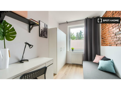 Varşova'da 4 yatak odalı dairede kiralık oda - Kiralık