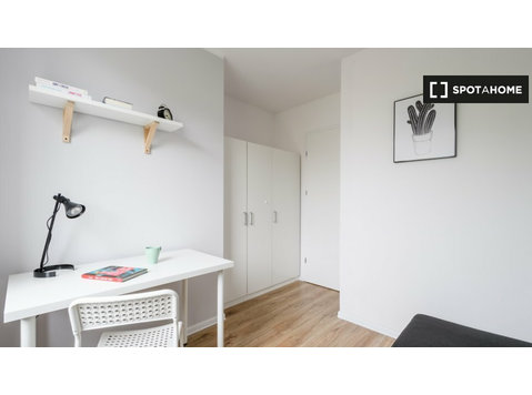 Chambre à louer dans un appartement de 4 chambres à Varsovie - À louer