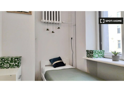 Aluga-se quarto em apartamento de 4 quartos em Varsóvia - Aluguel
