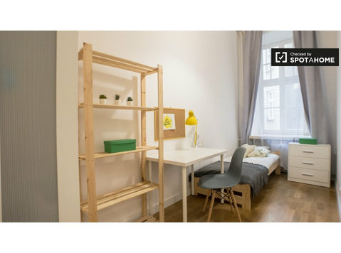 Room for rent in 5-bedroom apartment, Warsaw - Vuokralle