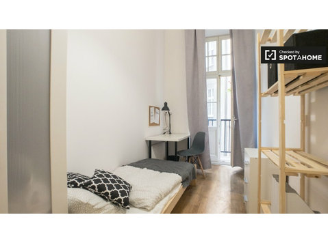 Room for rent in 5-bedroom apartment, Warsaw - Na prenájom