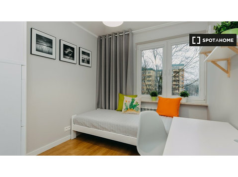 Room for rent in 5-bedroom apartment for rent in Warsawa - K pronájmu