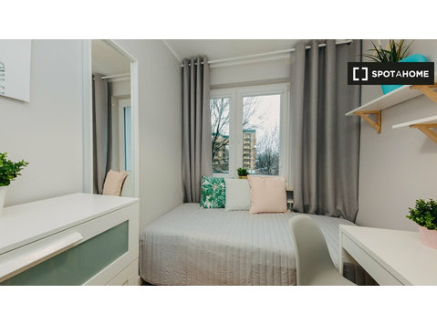 Room for rent in 5-bedroom apartment for rent in Warsawa - K pronájmu
