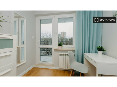 Room for rent in 5-bedroom apartment for rent in Warsawa - Til leje