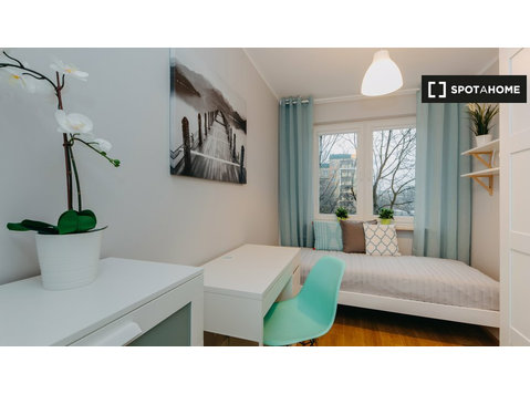 Varşova'da kiralık 5 yatak odalı dairede kiralık oda - Kiralık