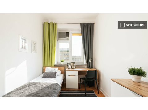 Chambre à louer dans un appartement de 5 chambres à… - À louer