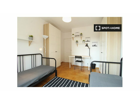 Quarto para alugar em apartamento de 5 quartos em Młynów,… - Aluguel