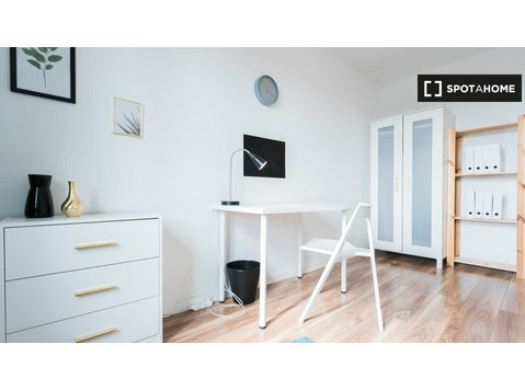 Room for rent in 5-bedroom apartment in Nowolipki, Warsaw - Disewakan
