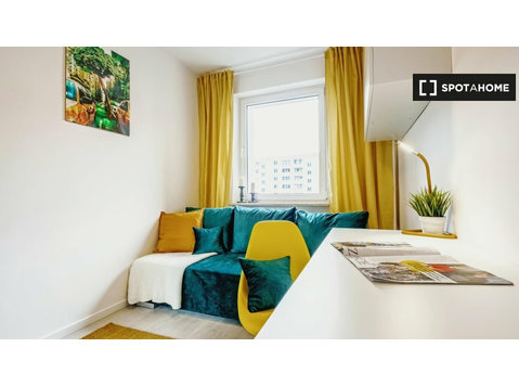 Chambre à louer dans un appartement de 6 chambres à Gocław,… - À louer