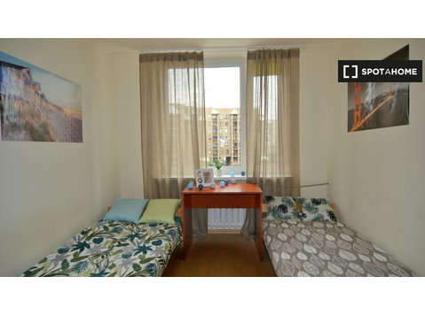Room for rent in 6-bedroom apartment in Pelcowizna, Warsaw - Izīrē