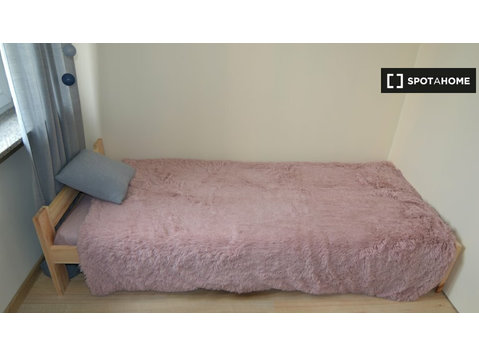 Stanza in appartamento con 6 camere da letto a Pelcowizna,… - In Affitto