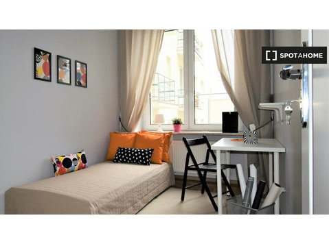 Room for rent in 6-bedroom apartment in Powiśle, Warsaw - Til leje