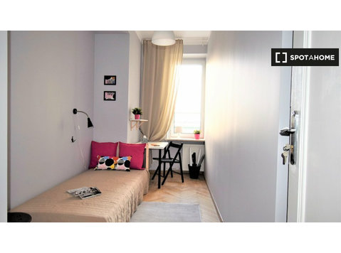 Powiśle, Varşova'da 6 yatak odalı dairede kiralık oda - Kiralık