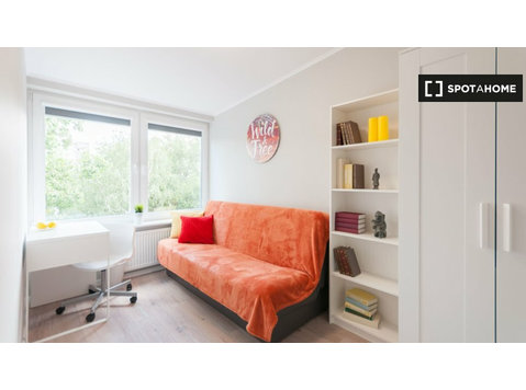 Chambre à louer dans un appartement de 6 chambres à Varsovie - À louer