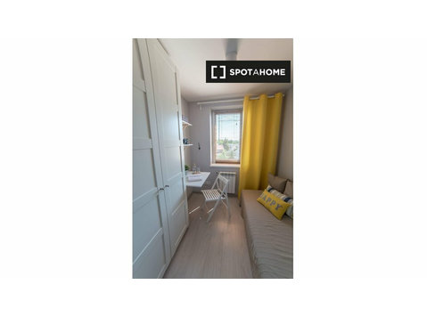 Zimmer zu vermieten in einer 6-Zimmer-Wohnung in Wyględów,… - Zu Vermieten