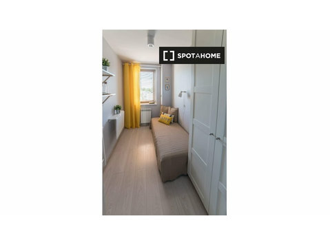 Room for rent in 6-bedroom apartment in Wyględów, Warsaw - For Rent