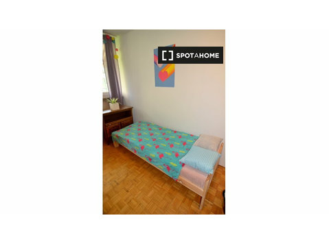 Zimmer zu vermieten in 7-Zimmer-Wohnung in Mirów, Warschau - Zu Vermieten